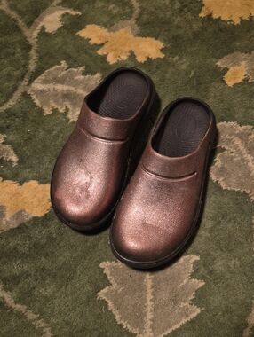 Crocs Womens Metallic Rose Gold Clogs - Slip-On Mule